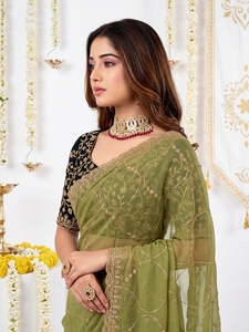 Sari de Seda Verde AARA Fashion con Bordado Dorado, Traje Tradicional Indio para Bodas, Largo hasta el Suelo, Corte Regular, Protección Solar - Product Image 2
