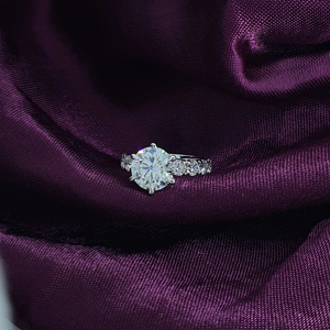 แหวนเพชรครบรอบสำหรับผู้หญิง ทองคำขาว 14K หรูหรา เพชรทรงกลม 2 กะรัต เพชรเพาะเลี้ยงในห้องปฏิบัติการ รับรองโดย IGI - Product Image 1