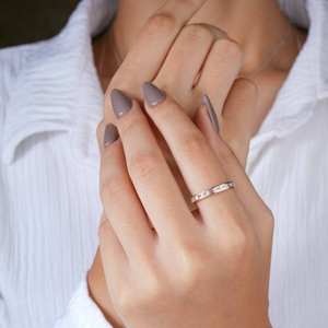 แหวนนิ้วดีไซน์เรียบหรูสำหรับผู้หญิง เหมาะสำหรับสวมใส่ทุกวัน ของขวัญงานแต่งงาน แหวนวงเรียบหรูสีโรสโกลด์ - Product Image 2