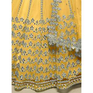Lehenga Choli con red de trabajo en lámina magnética amarilla y Dupatta para boda - Product Image 2