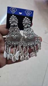 Pendientes de moda con diseño de flor étnica chapados en plata antigua para mujer, con borlas de aleación y conchas de cauri, ideales para fiestas. - Product Image 4