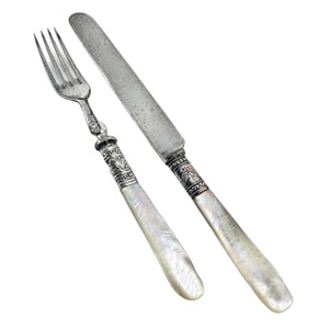 Juego de cubiertos victoriano antiguo con mango de nácar, cuchillo y tenedor para postre grabados en plata inglesa, vajilla coleccionable. - Product Image 1