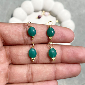 Breloque en Onyx Vert Roulé |   Pendentif enveloppé d'or |   Bijoux minimalistes pour tous les jours - Product Image 1