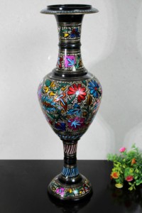 Vase en métal fait main avec un design floral coloré Meenakari, objet décoratif d'art populaire - Product Image 1