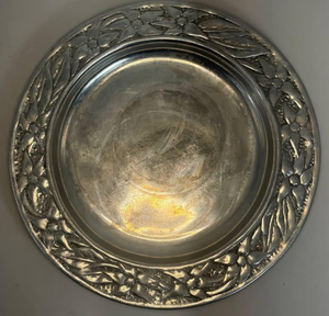 Plato de Servir Redondo y Profundo de Metal Plateado Vintage con Diseño Floral Grabado para Decoración de Mesa de Boda - Product Image 3