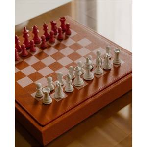 Juego de Ajedrez Portátil de Cuero con Estuche de Almacenamiento, Elegante Regalo de Boda y de Inauguración de Casa, Tablero de Ajedrez Profesional Personalizado para Torneos - Product Image 1