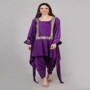 Conjunto de caftán diseñado para mujeres modernas, estilo top y pantalón dhoti, color morado, con cuentas y trabajo de lentejuelas. - Product Image 1
