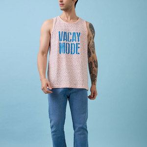Débardeur rose sans manches pour homme avec imprimé « Vacay Mode » bleu, col rond, design décontracté et respirant - Product Image 4