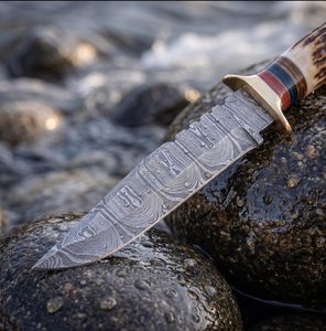 Couteau de chasse Bowie de Damas à lame fixe, gravé et personnalisé, avec manche en os de chameau, garde en laiton et étui en cuir, pour l'extérieur - Product Image 5