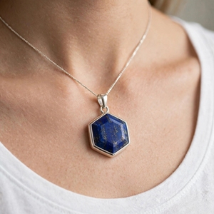 Collier Pendentif Hexagonal en Lapis Lazuli Naturel en Gros, 20MM, Finition Laiton Argent Or Or Rose, Chaîne Câble Personnalisée avec Pierre Précieuse - Product Image 4