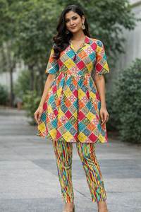 Ensemble Kurti/Kurta mi-long à col imprimé numérique multicolore, magnifique design de col, idéal pour les prochaines fêtes de bureau ou la vie quotidienne - Product Image 5