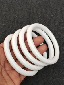 Juego de Brazaletes de Resina Blanca Pintados a Mano con Tema de Ángel, Forma Redonda, Ligeros, Cómodos de Usar, Artísticos y Elegantes, Juego de 4 Piezas - Product Image 1