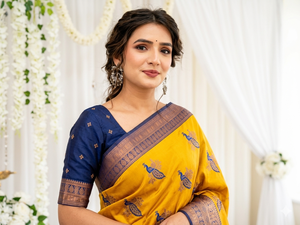 Sari de seda amarillo para mujer con estampado de pavo real azul y blusa, ropa tradicional india para bodas - Product Image 2