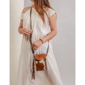 Bolso Bandolera de Cuero Genuino Estilo Vestido Hecho a Mano con Borlas, Funda de Teléfono Vintage de Verano con Grabado y Costuras Artesanales - Product Image 4