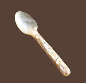 Cuillère distinctive en nacre blanche avec manche sculpté lisse, cuillère à caviar haut de gamme, écologique et décorative - Product Image 4