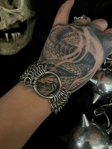 กำไลข้อมือสเตนเลสสตีลแบบตาข่ายพร้อมห่วงโอริง ชุบเงินโบราณ ดีไซน์ทันสมัย ลายสัตว์ งานฝีมือเกราะ ของสะสม - Product Image 4