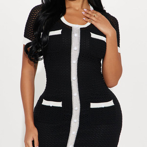 Elegante Vestido Suéter Maxi Negro de Punto con Botones Blancos en Contraste y Bolsillos, Manga Corta, Estilo Bodycon Otoñal - Product Image 3
