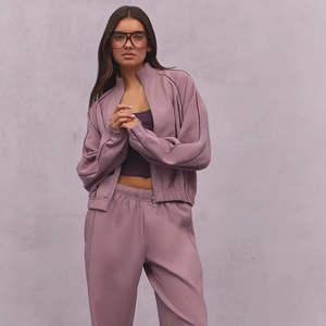 Conjunto de Dos Piezas para Mujer, Chaqueta Corta con Cierre y Pantalones Deportivos, Estilo Casual, Cómodo y a Juego, Tela Suave - Product Image 1