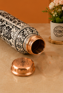 Ensemble élégant de bouteille d'eau et de gobelet en cuivre noir à motifs floraux, bouteille en cuivre imprimée monochrome de qualité supérieure avec gobelets assortis, fabriqués à la main - Product Image 5