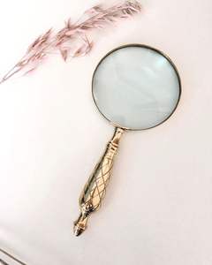 Loupe en métal design avec un look vintage, parfaite pour les accessoires de bureau décoratifs - Product Image 1
