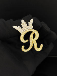 Colgante de Aleación Chapado en Oro Premium para Hombre, Estilo Hip Hop, con Diamantes CZ Iced y Diseño de Ícono - Product Image 3