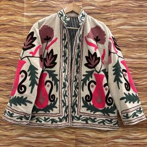 Veste en velours beige brodée pour femme, style ethnique floral bohème, manteau d'hiver, vêtement d'extérieur de créateur - Product Image 1