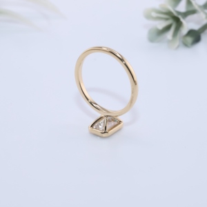 Bague solitaire minimaliste en or jaune massif avec diamant de laboratoire taille émeraude, monture élégante à galerie ouverte, pour fiançailles et anniversaire - Product Image 3