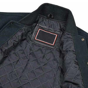 Veste universitaire classique pour hommes et femmes, vêtement d'extérieur élégant de style universitaire avec corps en laine et manches en cuir - Product Image 3