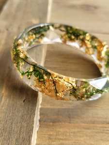 Exclusivo Brazalete de Resina Hecho a Mano con Musgo Preservado y Hoja de Oro, Tema Rústico Natural, Joyería Ecológica para Boda - Product Image 5