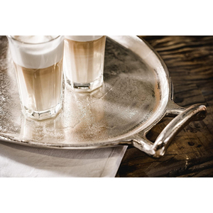 Elegante bandeja de servir de aluminio plateado con acabado texturizado y asas, perfecta para decoración elegante del hogar o para la mesa. - Product Image 6