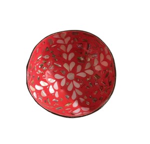 Aprecie la brillante decoración floral en color verde azulado de esta tazón de coco de nácar, perfecta para guardar sus artículos favoritos. - Product Image 2