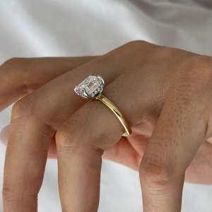 แหวนหมั้นเพชรทรงแอสเชอร์ 4 กะรัต แบบวงแหวนซ่อนสองสี ตัวเรือนทองคำขาว 14k แบบยูโรชังค์  ได้รับการรับรองจาก IGI - Product Image 4