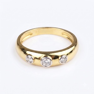Anillo de Oro Amarillo Sólido de 14K con Tres Diamantes Naturales en Bisel y Banda Abombada, Joyería Fina, Memoria Jewels, Venta al Por Mayor - Product Image 1