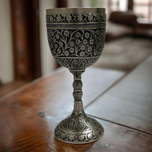 Gobelet ornemental finition argentée avec gravure florale noircie, motif héritage complexe, calice à pied pour un cadeau élégant - Product Image 3