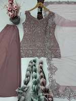 Ensemble haut entièrement brodé avec des motifs de sequins et des perles, en georgette, avec pantalon palazzo en georgette et dupatta assorti.