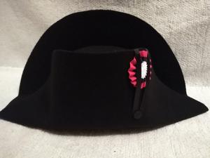 Bicorne britannique napoléonien, similaire à celui porté par des personnages historiques comme Napoléon Bonaparte, souvent utilisé comme bicorne. - Product Image 6