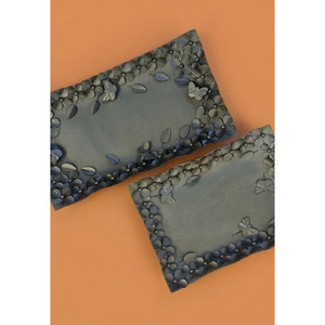 Cet ensemble de deux plateaux rectangulaires en métal présente des bordures à motifs floraux détaillés et des accents de papillons pour servir des aliments et décorer. - Product Image 5