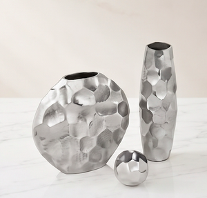 Elegante Florero de Metal Plateado con Diseño Geométrico y Acabado Brillante, Perfecto para la Mesa de la Sala de Estar o para Uso Festivo - Product Image 1