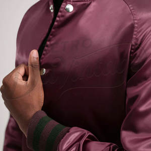 Blouson bomber satiné bordeaux pour homme avec poignets côtelés rayés noirs et fermeture à boutons-pression, vêtement d'extérieur léger - Product Image 4