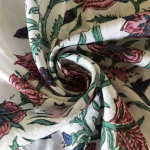 Tissu en coton pur imprimé à la main, motif floral multicolore blanc, textile artisanal indien en gros - Product Image 2
