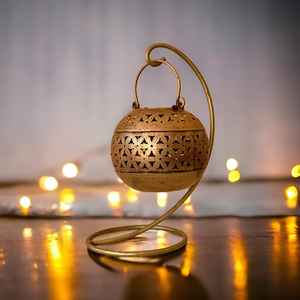 Portavelas metálico que agrega una sofisticación subtil a las decoraciones festivas, con detalles precisos y diseños artísticos únicos. - Product Image 2