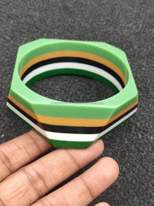 กำไลเรซินทางเรขาคณิตสีเขียวขนาดใหญ่พร้อมลายทางย้อนยุคสีดำขาวและมัสตาร์ด - Product Image 5