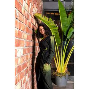 Ensemble coordonné élégant pour femmes, haut enveloppant à manches longues et pantalon droit, tenue moderne décontractée pour les soirées. - Product Image 2