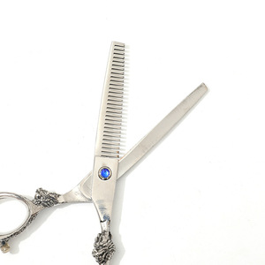 Tijeras de peluquería de punta fina para diestros, de acero inoxidable, mango largo, diseño plano/dentado, para uso en hospitales veterinarios y barberías - Product Image 4