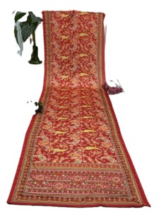 Sari en soie traditionnel indien rouge à imprimé numérique Ajrak avec blouse brodée de miroirs pour femme, tenue de mariage, longueur au sol, coupe classique - Product Image 6