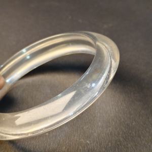 Brazalete Minimalista de Resina Acrílica Transparente – Brazalete Geométrico de Lucite Transparente de Alta Calidad para Mujer – Moderno y Ecológico - Product Image 4