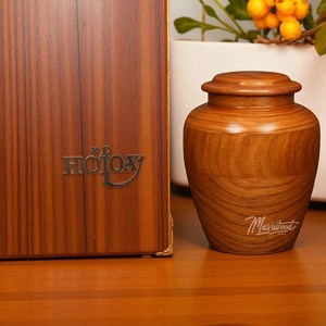 Urne funéraire artisanale en bois de rose pour cendres, avec personnalisation dans différents designs - Product Image 2