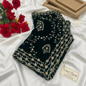 Exquisita Dupatta de Terciopelo Verde Vino para Novia con Bordado Floral de Zari Dorado en Toda la Superficie, Chal de Boda, Estola para Bodas Exquisitas - Product Image 2