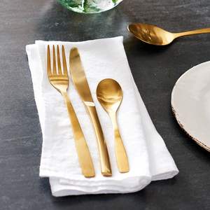 Vajilla y cubertería inspiradas en la monarquía atemporal, diseñadas para los distinguidos mercados de hostelería de lujo. - Product Image 1