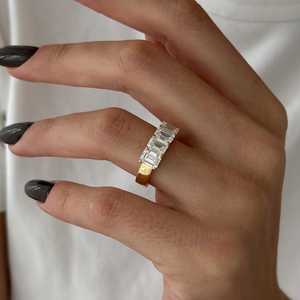 Bague en diamant de laboratoire taille émeraude 2 carats, bague à quatre pierres, bague d'anniversaire en diamant, bague demi-éternité en or 14 carats - Product Image 5